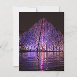 Louvre Pyramid at Night: Pariser Spiegelungen Postkarte