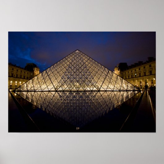 Louvre Pyramid vom Architekten I.M. Pei bei Poster (Vorne)