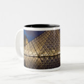 Louvre Pyramid vom Architekten I.M. Pei Zweifarbige Tasse (Vorderseite Links)