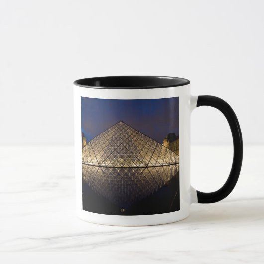 Louvre-Pyramide durch den Architekten I.M. Pei an Tasse (Rechts)