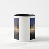 Louvre-Pyramide durch den Architekten I.M. Pei an Tasse (Zentrum)