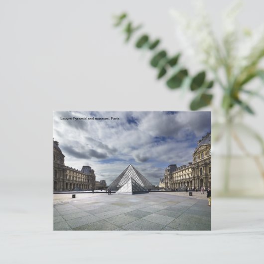 Louvre Pyramide und Museum in Paris. Postkarte (Stehend Vorderseite)