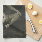 Love a Poor Maid Girl Sitting Cross Legs Geschirrtuch (Viertel Falte)