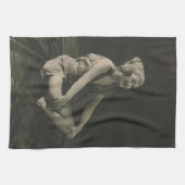 Love a Poor Maid Girl Sitting Cross Legs Geschirrtuch (Horizontal)