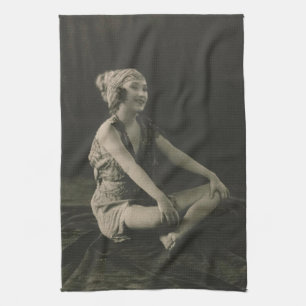 Love a Poor Maid Girl Sitting Cross Legs Geschirrtuch