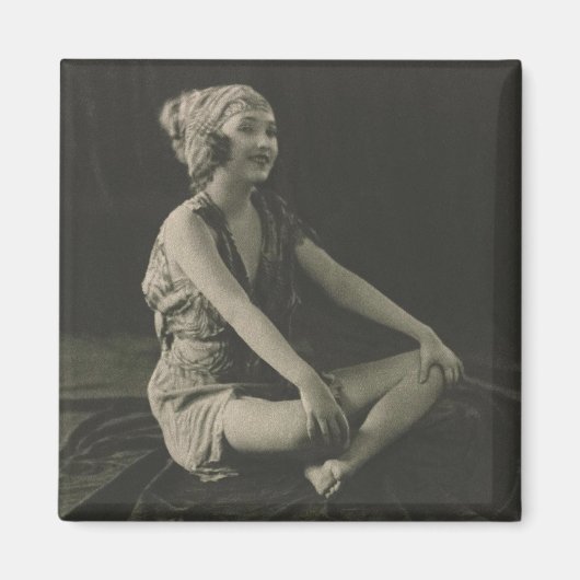 Love a Poor Maid Girl Sitting Cross Legs Magnet (Vorne)