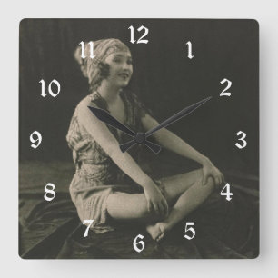 Love a Ziegfeld Girl Sitting Cross Legs Quadratische Wanduhr