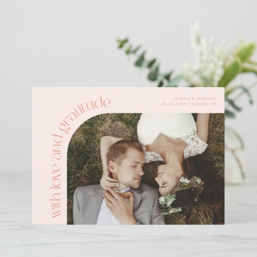 Love and Gratitude Peach Wedding Photo Dankeskarte (Stehend Vorderseite)