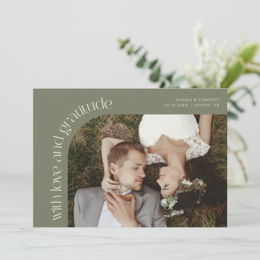 Love and Gratitude Sage Green Wedding Photo Dankeskarte (Stehend Vorderseite)