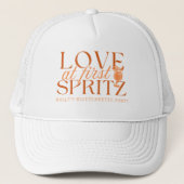 Love at First Spritz Bachelorette Truckerkappe (Vorderseite)