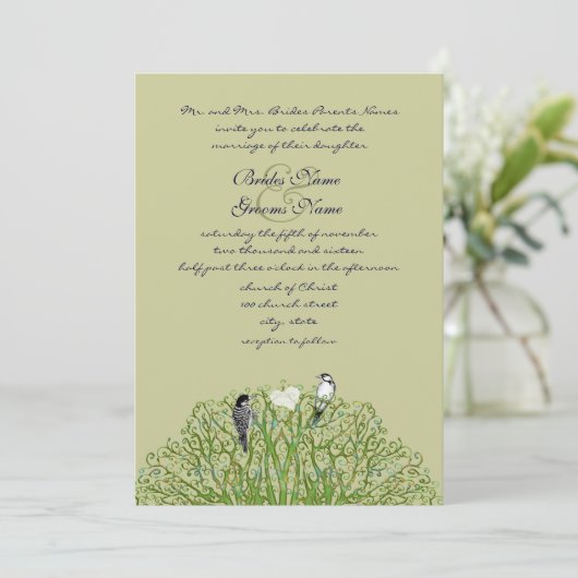 Love Bird Green Swirl Tree Einladung Hochzeit (Stehend Vorderseite)