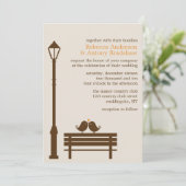 Love Birds on Park Bench Wedding Einladung (Stehend Vorderseite)