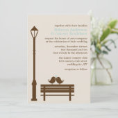 Love Birds on Park Bench Wedding Einladung (Stehend Vorderseite)