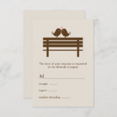 Love Birds on Park Bench Wedding RSVP Karte (Vorne/Hinten)