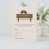 Love Birds on Park Bench Wedding RSVP Karte (Stehend Vorderseite)