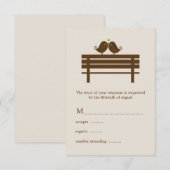 Love Birds on Park Bench Wedding RSVP Karte (Vorne/Hinten)