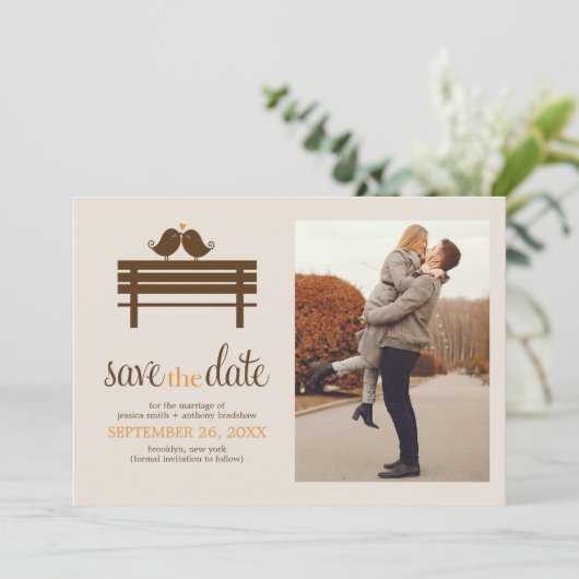Love Birds on Park Bench Wedding Save The Date (Stehend Vorderseite)