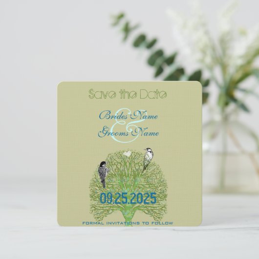 Love Birds Woodpecker Green Swirl Tree Wedding Save The Date (Stehend Vorderseite)