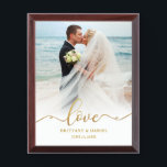 Love Gold Script Bride Groom Wedding Photo Plaque Awardplakette<br><div class="desc">Liebe-elegantes Goldskript-Braut-Bräutigam-Hochzeits-Foto</div>