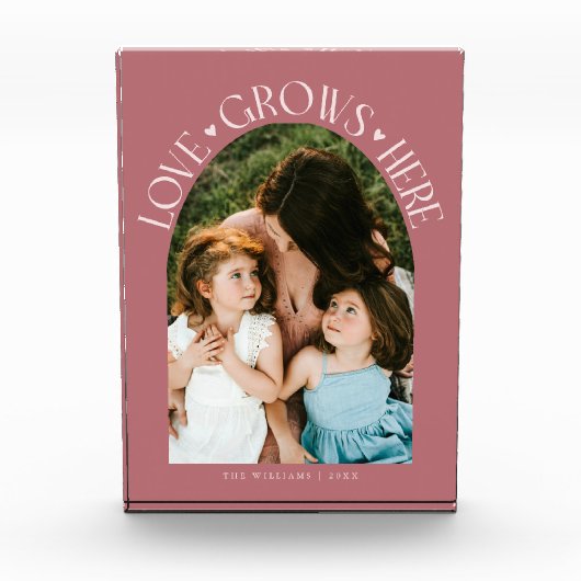 Love Grows Here Moderne Bogenform Rosa Fotoblock (Vorderseite)