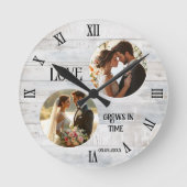 Love Grows in Time Rustic White Wood Wedding Photo Runde Wanduhr (Vorderseite)