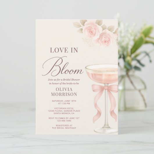 Love in Bloom Pink Champagne Bow Bridal Shower Einladung (Stehend Vorderseite)