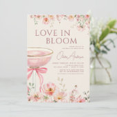 Love in Bloom QR Code Champagne Bow Bridal Shower Einladung (Stehend Vorderseite)