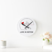 Love In Motion Minimalist Line Art Slogan Tee Runde Wanduhr (Zuhause)