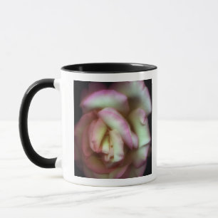 <Love is a Rose> durch Nathan Griffith Tasse