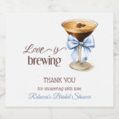 Love is Brewing Blue Bow Coffee Bridal Shower Schaumweinetikett (Einzelnes Label)