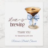 Love is Brewing Blue Bow Coffee Bridal Shower Weinetikett (Einzelnes Label)