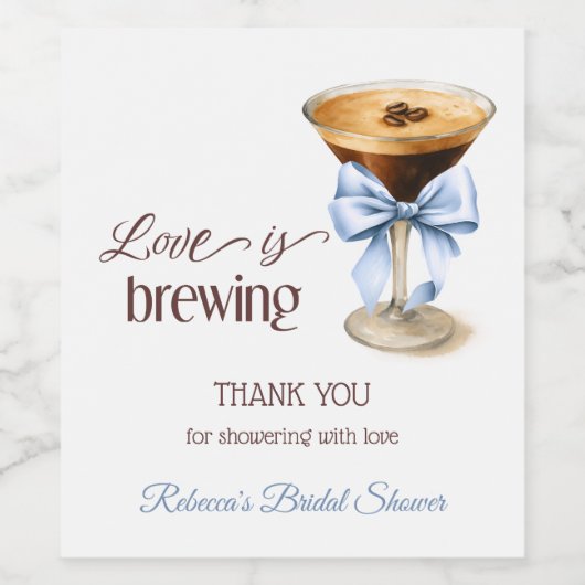 Love is Brewing Blue Bow Coffee Bridal Shower Weinetikett (Einzelnes Label)