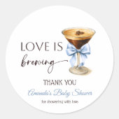 Love is Brewing Blue Coquette Bow Bridal Shower Runder Aufkleber (Vorderseite)