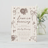 "Love is Brewing" Coffee Bridal Shower QR Code Einladung (Stehend Vorderseite)