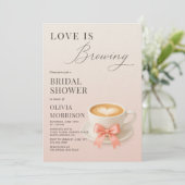 Love is Brewing Coquette Coffee Bridal Shower Einladung (Stehend Vorderseite)