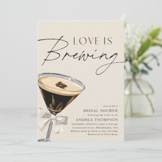 Love is Brewing Espresso Martini Bridal Shower Einladung (Stehend Vorderseite)