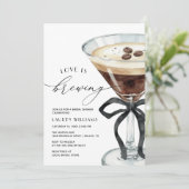 Love Is Brewing Espresso Martini Bridal Shower Einladung (Stehend Vorderseite)