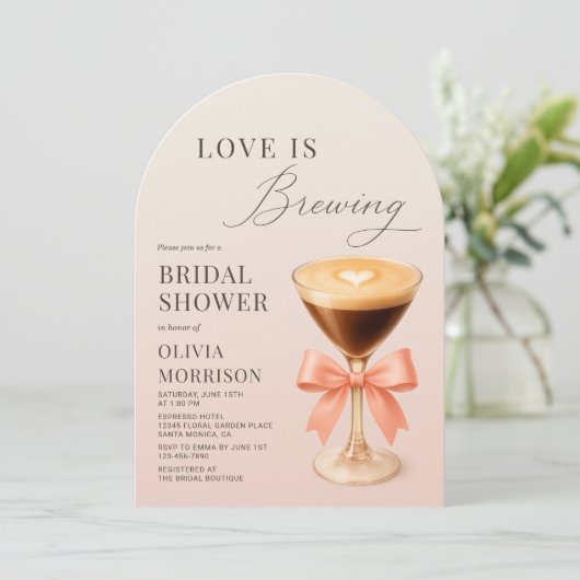 Love is Brewing Espresso Martini Bridal Shower Einladung (Stehend Vorderseite)