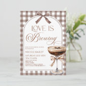 Love Is Brewing Expresso Martini Bow Bridal Shower Einladung (Stehend Vorderseite)