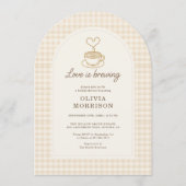 Love is Brewing Gingham Coffee Bridal Shower Einladung (Vorderseite)