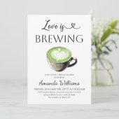 Love is Brewing Green Coffee Matcha Bridal Shower Einladung (Stehend Vorderseite)