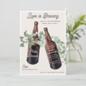Love is Brewing Greenery Beer Bridal Shower Einladung (Stehend Vorderseite)