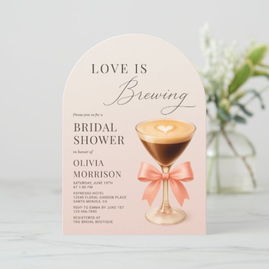 Love is Brewing Pink Martini Bridal Shower Einladung (Stehend Vorderseite)