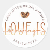 Love Is Brewing Round Favor Coffee Bridal Shower Runder Aufkleber (Vorderseite)