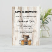 Love is Brewing Rustic Couples Bridal Shower Einladung (Stehend Vorderseite)