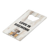 Love is Brewing Rustic Shower Bottle Opener Favor Geldbeutel Flaschenöffner (Vorderseite Schrägansicht)