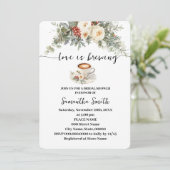 Love is Brewing Winter Bridal Shower Coffee Einladung (Stehend Vorderseite)