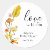 Love is in Bloom Spring Wildflower Bridal Shower Runder Aufkleber (Vorderseite)