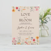 Love is in Bloom Wildflower Bridal Shower Einladung (Stehend Vorderseite)