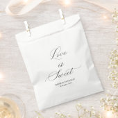 Love is sweet black script wedding geschenktütchen (Ausgeschnitten)